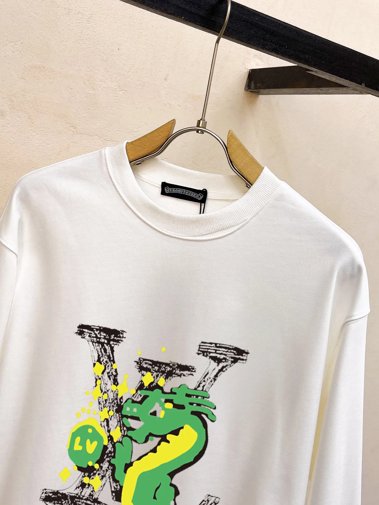 🅿️220 brand [Lv Louis Vuitton] (good news for fat people) 2025ss autumn latest long-sleeved round-neck sweatshirt, on sale simultaneously on the official website. Refreshing and breathable. Made of top Tencel Roman. Comfortable and soft. 3D three-dimensional clarity. Super fashion sense. Great for gifting and keeping for yourself. Size: M-5XL (can wear up to 220 pounds)